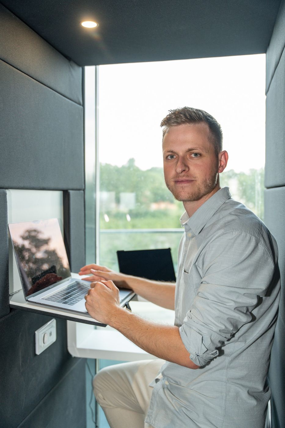 Leon Kindl bereitet ein Training am Laptop vor