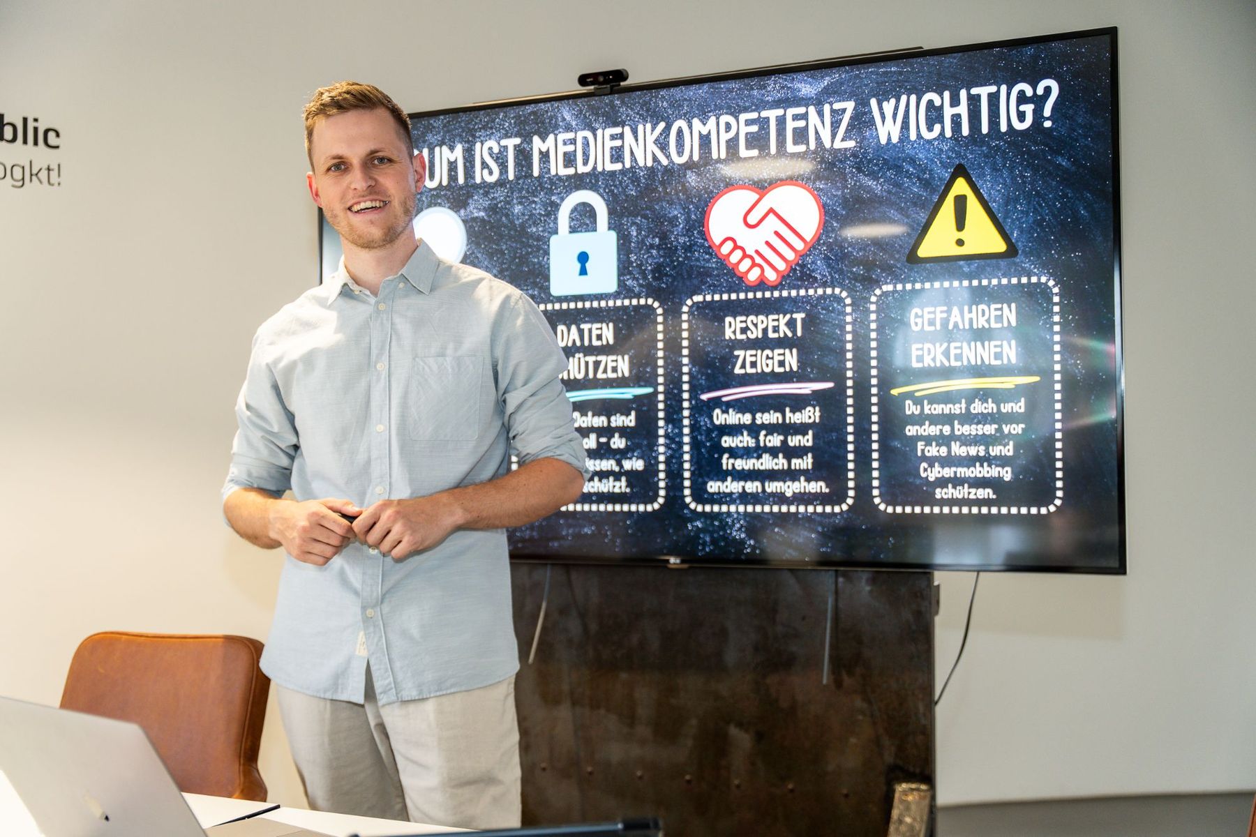 Leon Kindl vor einer Präsentation: Warum ist Medienkompetenz wichtig?